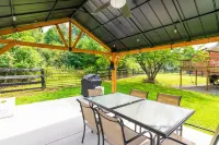 Cozy Lake Cumberland Retreat with hot tub, just above Jamestown Marina!