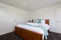 NEW!! Oakura Beach Front Apt #2