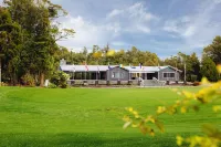 Cozy private studio nestled amongst the Rainforest. Café and amenities onsite. Hotels in 