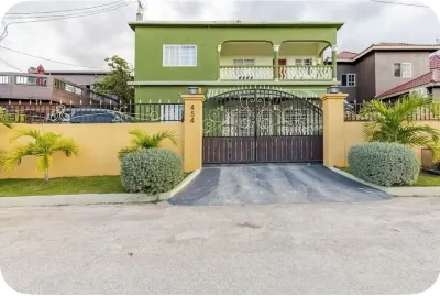 Charming townhouse in fantastic Runaway Bay with a seaview balcony. Hotels near Cardiff Hall Beach Club