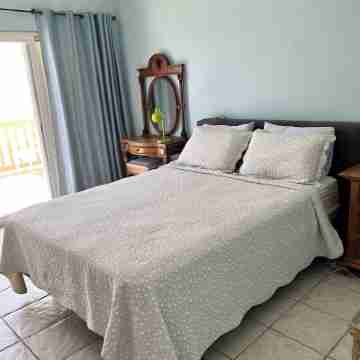 Charming 2-bedroom villa with AC, WiFi, stunning ocean views Rooms