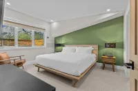 Sisters' Summit - Stunning Mountain Views with Private Hot Tub, Sauna & BBQ! - บังกะโล