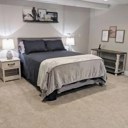 Walk to K-State, Sleeps 12, Pool Table, Hot Tub, 28-60 Nights Stays Are Welcome!