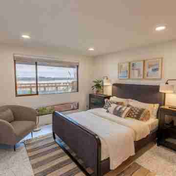 Stunning Mid-Century Inspired Lake House, Private Pool, Jet-ski & Boat Dock! Rooms