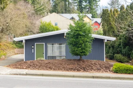 Vibrant Downtown Condo Отели рядом с достопримечательностью «JG Redmond II»