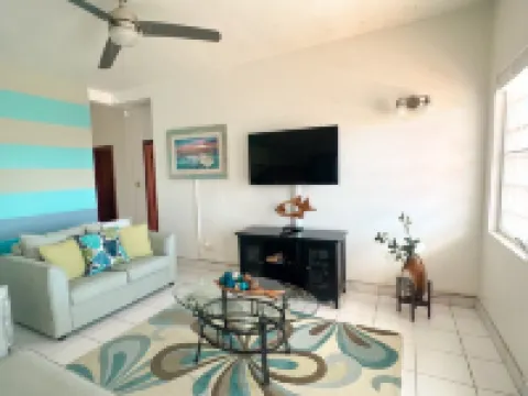 New Listing! Island Bliss • 2Br • 3 Beds • 2 Baths Hotels in Southside