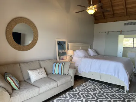 Sapphire Beach Fully Renovated Penthouse with washing machine.Great for families Отели в г. Frydendal