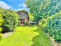 High-quality vacation home with large garden in TOP location! 6 pers. dogs welcome Hotels in Varel