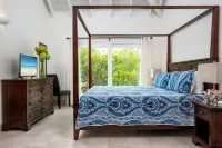 Palm Jewel - Luxury villa, private outdoor oasis w/pool, walk to SAPODILLA BEACH