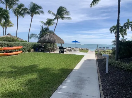 Florida keys condo steps from private beach on Atlantic Ocean and private pool