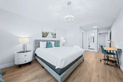 Stylish & Cozy - 4Bdrm House Fast WIFI, 2.5 Bath 巴里附近的飯店