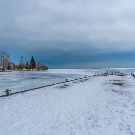 2 Bedroom Cabin Across Lake Simcoe Отели в г. Иннисфил