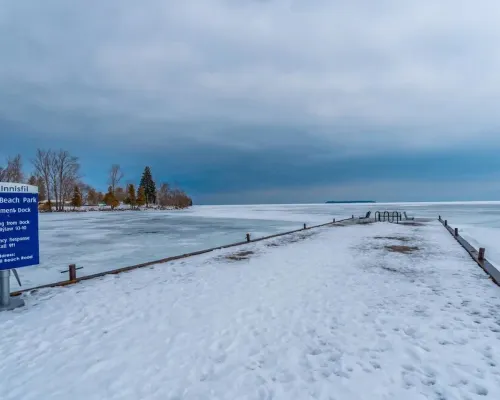 2 Bedroom Cabin Across Lake Simcoe Hotels in Cookstown