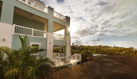 Seahorse Suite – Stunning Caribbean Views , Covered Terrace & Family Friendly!