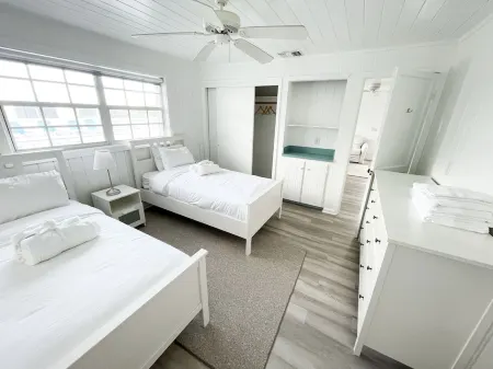 Lovely Villa Steps away from the Beach at Turtle Hill Resort Отели в г. Элбоу Кей