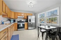 Charming 3-bedroom house in Glassboro with WiFi, AC Hotels in Gloucester County