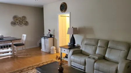 Quiet Getaway in Perfect location... Plenty of room for friends and family Отели рядом с достопримечательностью «Университет Северная Каролина в Шарлотт»