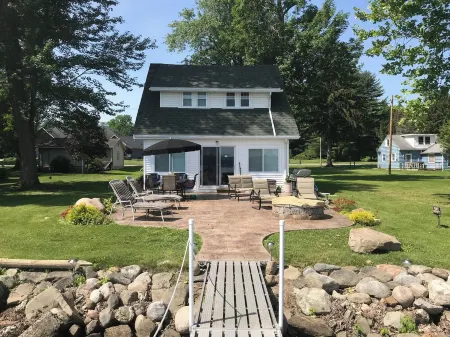 Spacious 5-bedroom Lakefront house with AC and WiFi in wonderful Ashville