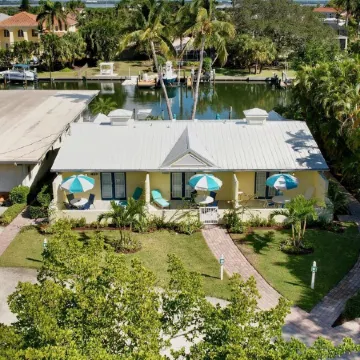 Beautiful canal front unit!See manatees playing from your living room.Cabana #12