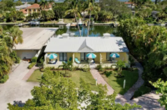 Beautiful canal front unit!See manatees playing from your living room.Cabana #12