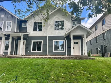 402 Spacious 3 Bedroom Townhouse