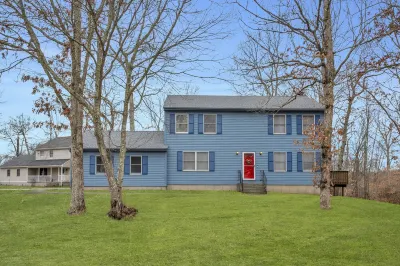Comfortable and bright home - near downtown Mystic.