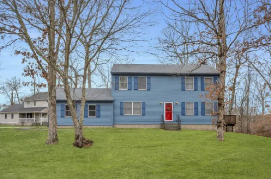 Comfortable and bright home - near downtown Mystic.