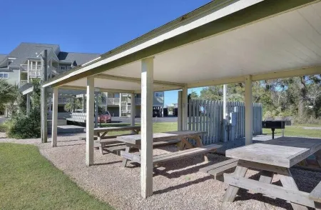 BEACHFRONT:3 BR, 2 Full BA, Renovated, Beach Access , BBQ, Pool, Sleeps 9
