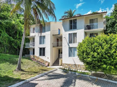 Centrally located pet friendly condo with pool - walk to everything!