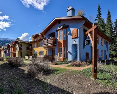 Central Location, Ski in/Ski Out, Private Hot Tub Hotels in Sun Peaks