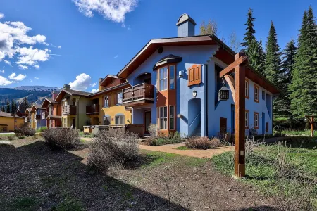 Cozy retreat. Ski in/Ski out. Private Hot Tub. Отели рядом с достопримечательностью «Сан Пикс Резорт»