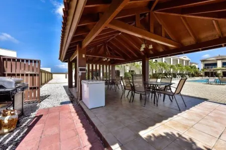 Luxurious 2 bedroom condo a short walk to Eagle Beach