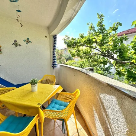 Apartment Didi with private garden, close to the center, family-friendly