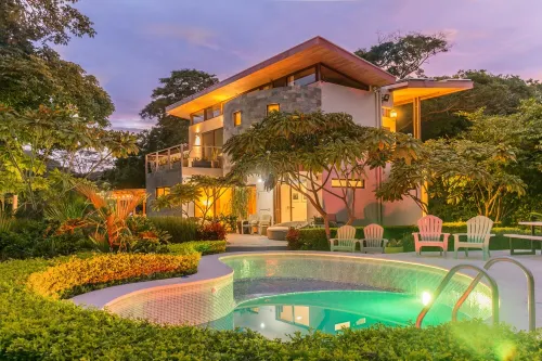 Modern beach Villa - Property can accommodate up to 16 pp - close to the beach