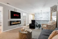 Chic & Elegant Retreat With Pool And FREE Parking Sleeps 16 Guests