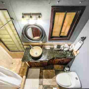 Breathtaking Ocean Vistas, Jungle Bliss, Walk to Eateries & Beach, Fast Internet Rooms