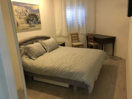 0cean front Herzelia condo next to beach and resturants Отели в г. Герцлия