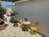 Quaint bungalow overlooking the Caribbean. A short 8 minute walk to Baby Beach Hotels in Sint Nicolaas