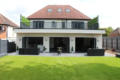 Spacious 6 bedroom home with outdoor dining area Hotels near Bedworth Sloughs