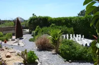 Casa Borboleta Well maintained villa with sea views, large garden and pool, dream location Отели рядом с достопримечательностью «Arrifana Beach»
