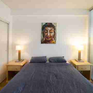 Stylish, Bright, Chinatown Condo, w/secure parking, pet ok, view, self-check-in. Rooms