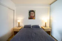 Stylish, Bright, Chinatown Condo, w/secure parking, pet ok, view, self-check-in.