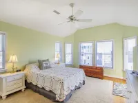 Beautiful House with Hot Tub, One Minute walk to beach
