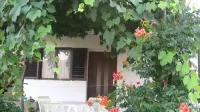 Apartment in garden 400m from the sea Hotels in Jelsa