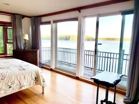 Beautiful Oceanfront House- Stunning Water Views