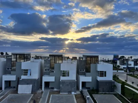 3BR 10 Guest with Pvt. Jacuzzi 2 pools Gated Comm. Security 24-7 AC