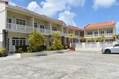 2-bedroom Gated Oasis with parking andPool Hôtels à : 