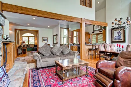Spacious 5-Bedroom Vail Home • Private Hot Tub • on Free Shuttle Route