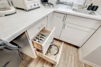 Retro Chic Micro-Studio in Heart of Downtown Olde Town Arvada - 93 Walk Score 아바다 호텔