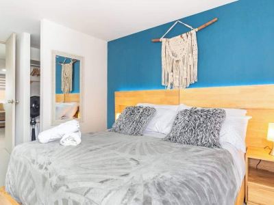 Modern Apt: By Medellín, Park, Dining, Balcony, Nightlife, WiFi & Self Check-in